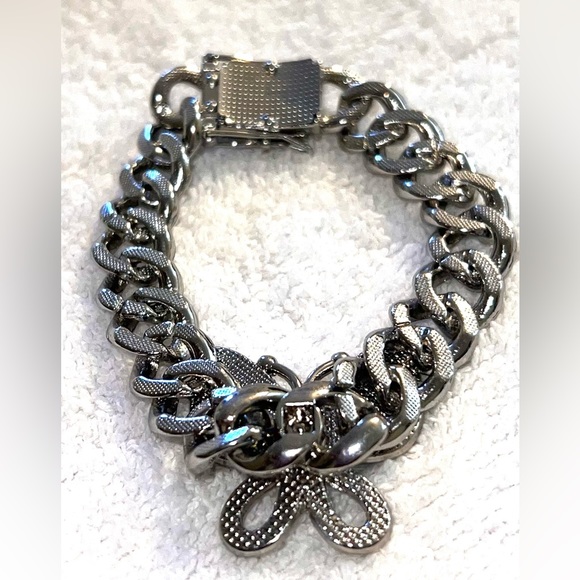 Women’s Cuban link bracelet with butterfly charm and diamond simulant CZs - Picture 6 of 9